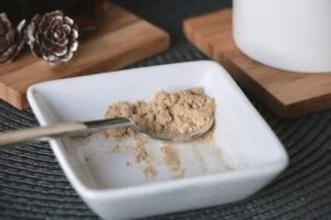 Cette infusion magique, autant pour le goût que pour ces bienfaits, consiste à mélanger dans de l'eau chaud de sirop d'érable, du gingembre et du citron.