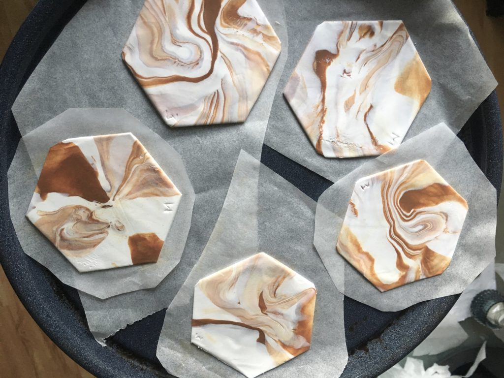 Crée des dessous de verre effet marbre avec de la pâte fimo. Un DIY super simple.