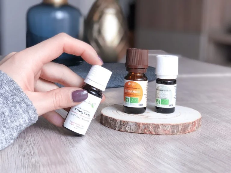 Les huiles essentielles il y en a tellement que l'on s'y perd. Pour faire simple, je te présente 3 huiles essentielles « polyvalentes » qui pour ma part couvrent une grande partie de mes besoins.