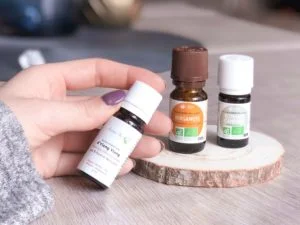 Les huiles essentielles il y en a tellement que l'on s'y perd. Pour faire simple, je te présente 3 huiles essentielles « polyvalentes » qui pour ma part couvrent une grande partie de mes besoins.