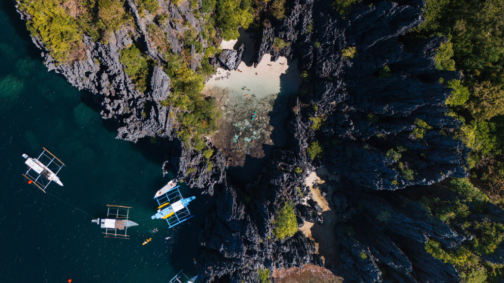 Que faire à El Nido ? Explorer secret beach lors d'une excursion en bateau.