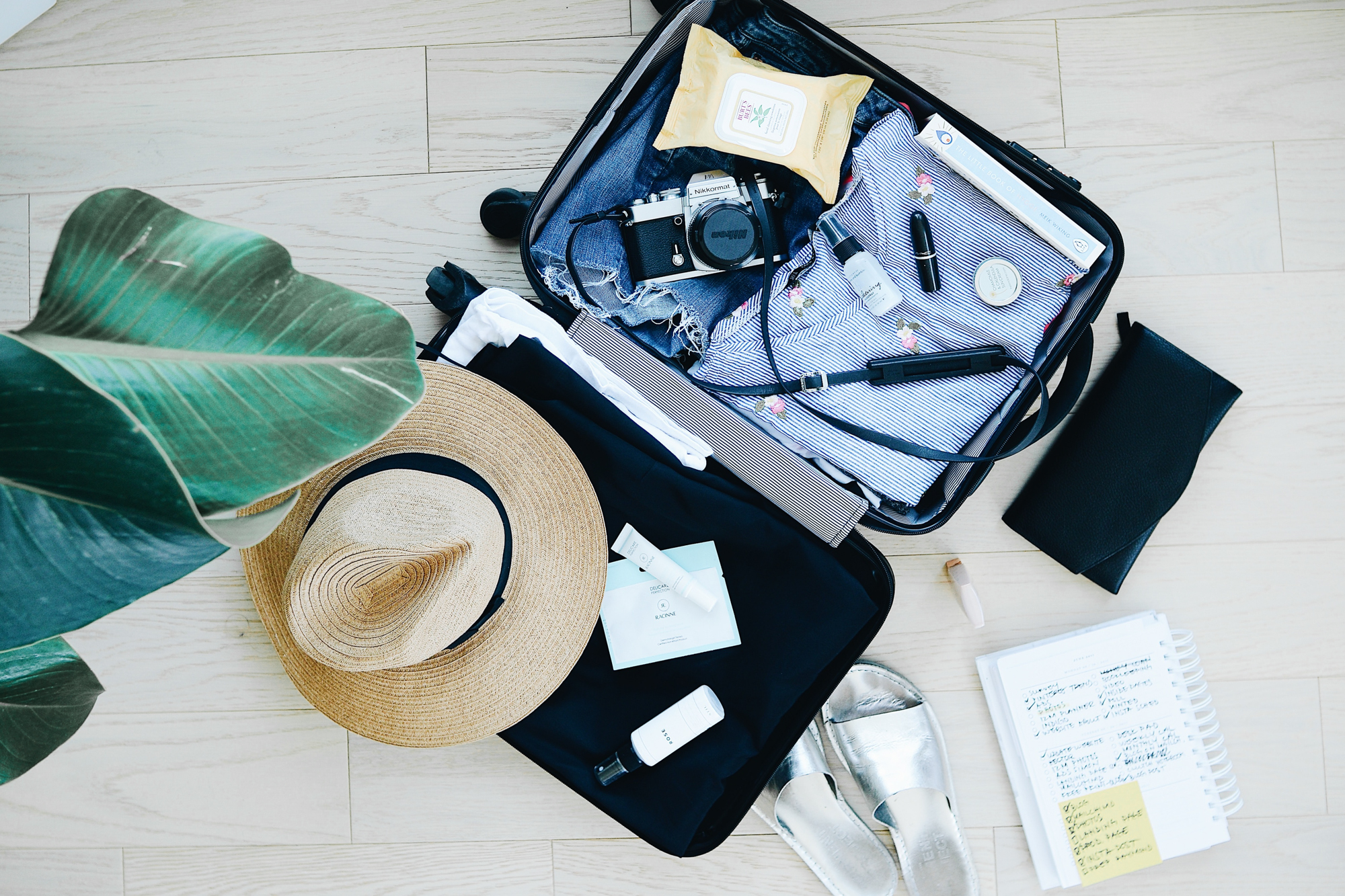 Les accessoires de voyage indispensables dans mon bagage de cabine •  MayBanton Blog Voyage