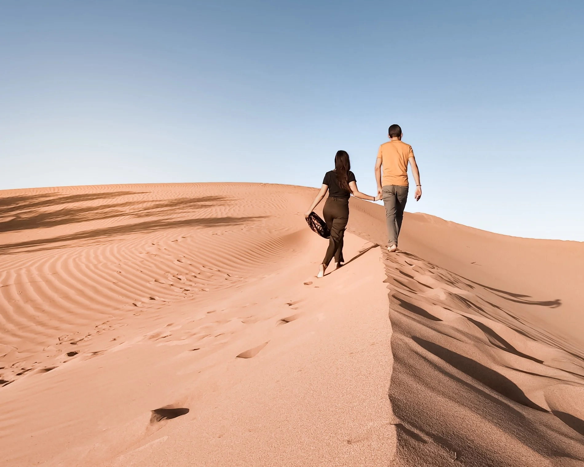 Un couple sur une dune dans le désert