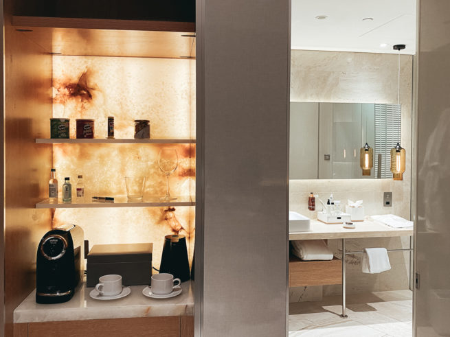 Jumera Mini Bar Hotel Review: Five Jumeirah Village Dubaï • MayBanton Blog Voyage
