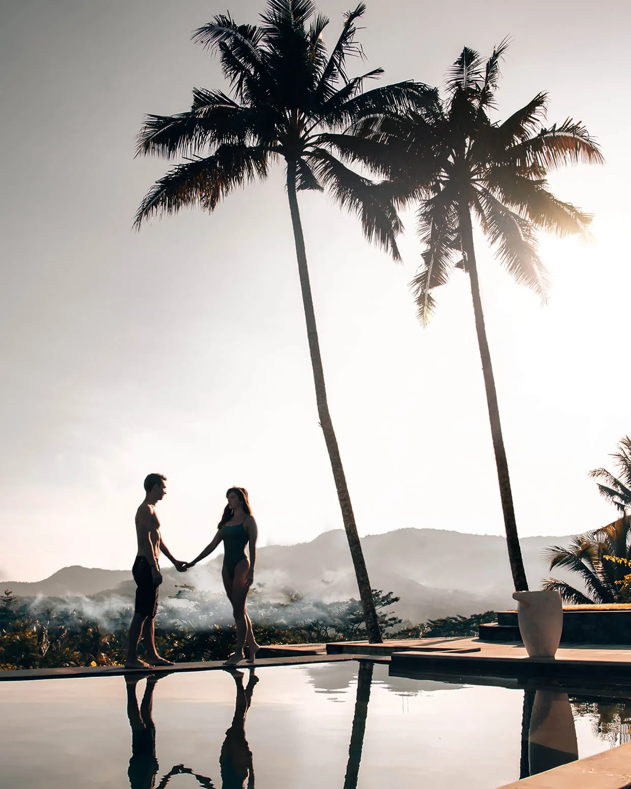 Photo d'un hôtel à Bali avec piscine et forêt
