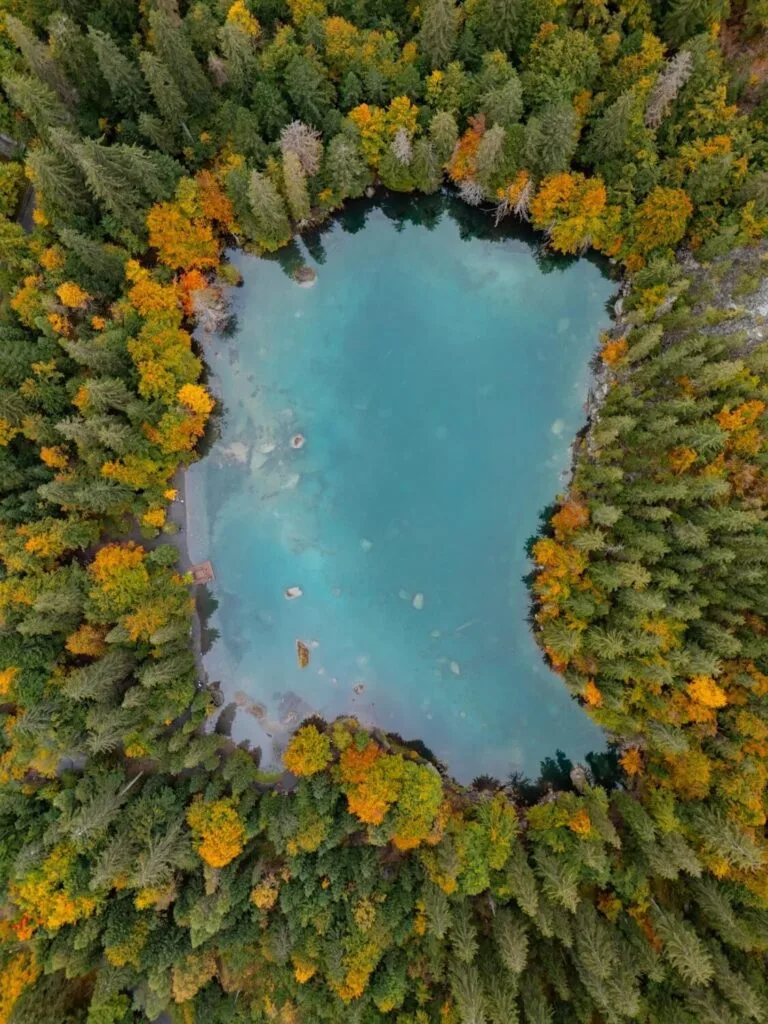 vue de drone au dessus du lac vert à chamonix