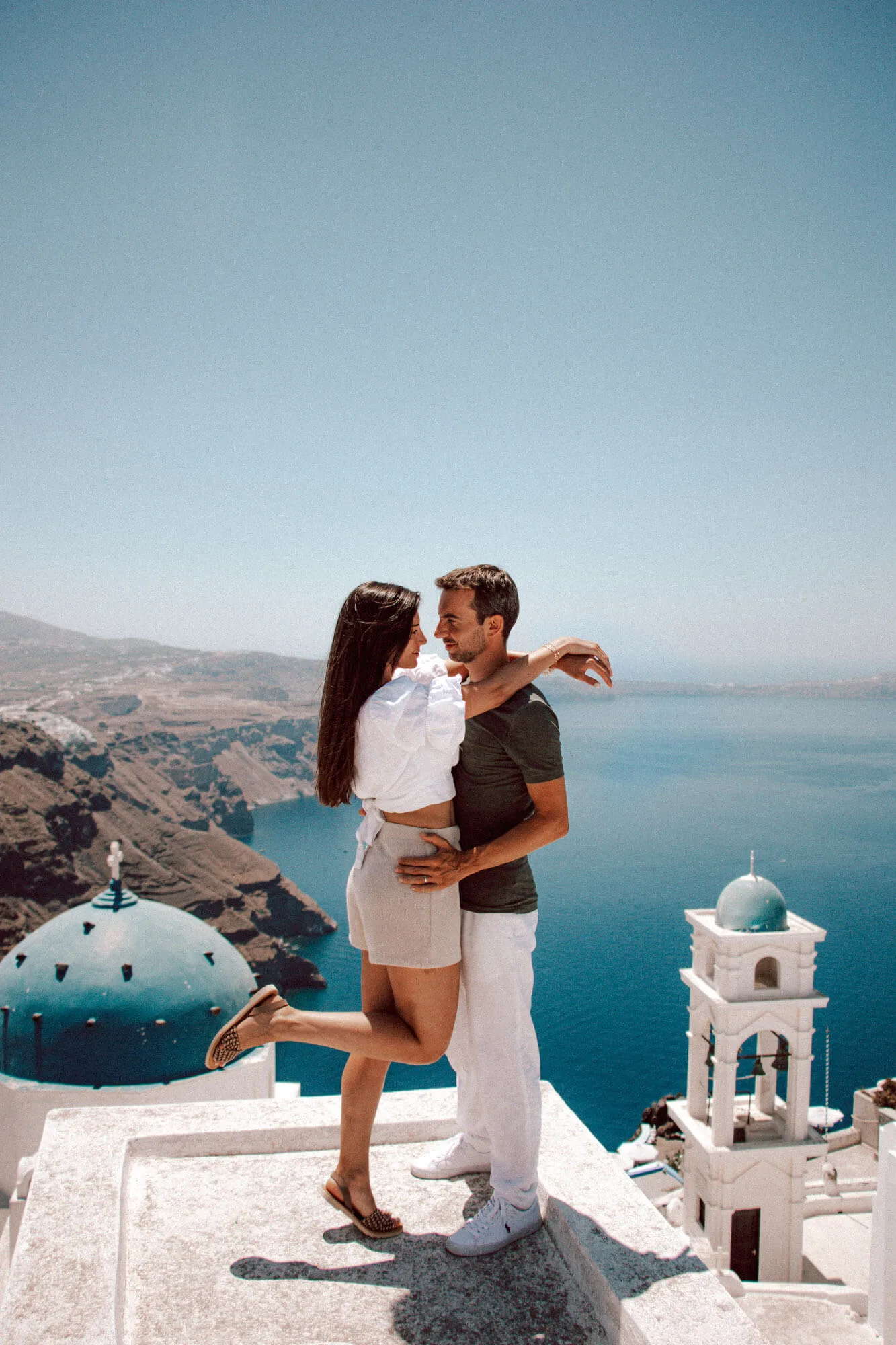 Un couple sur le toit d'une église à Santorin