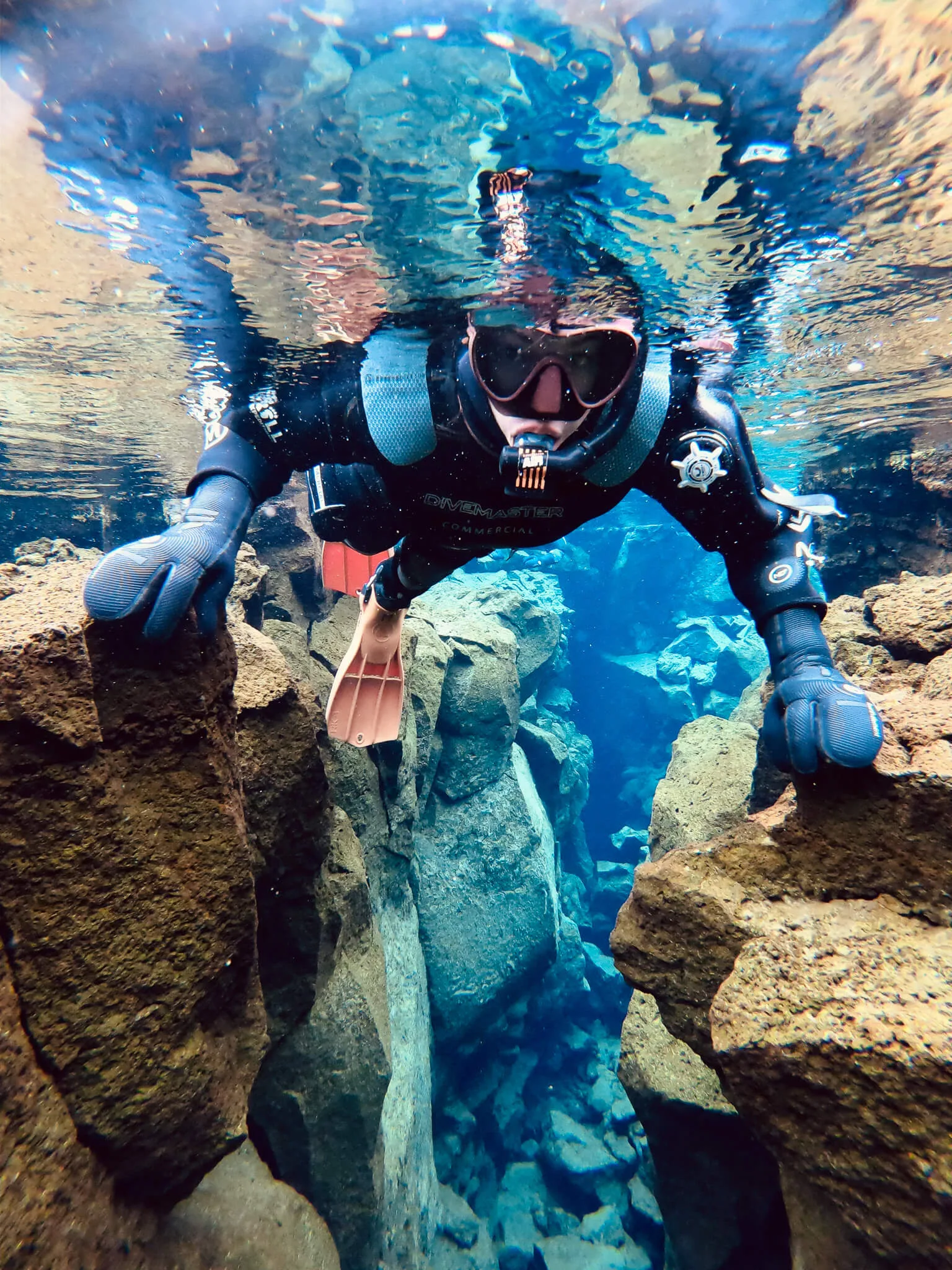 Une femme qui fait de la plongée