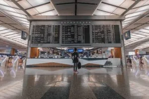 Panneau d'affichage des vols dans un aéroport