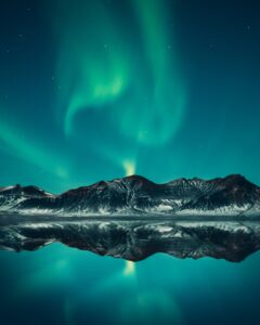 Une aurore boréale en Islande durant l'hiver