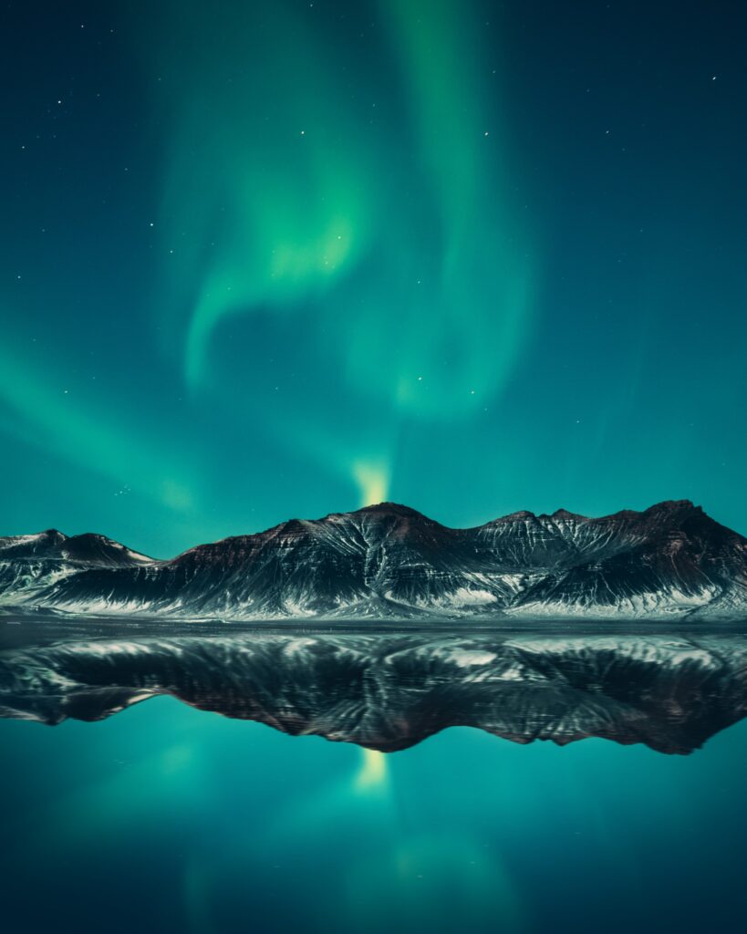 Une aurore boréale en Islande durant l'hiver