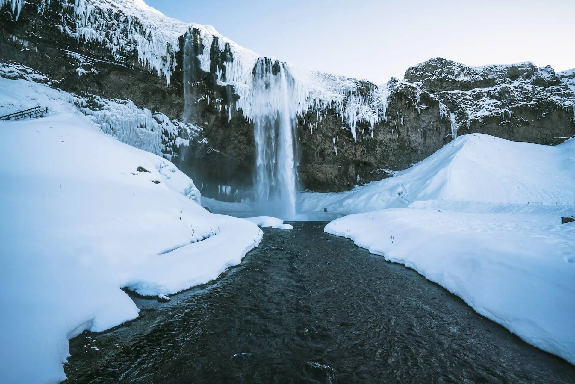 Une cascade en Islande durant l'hiver