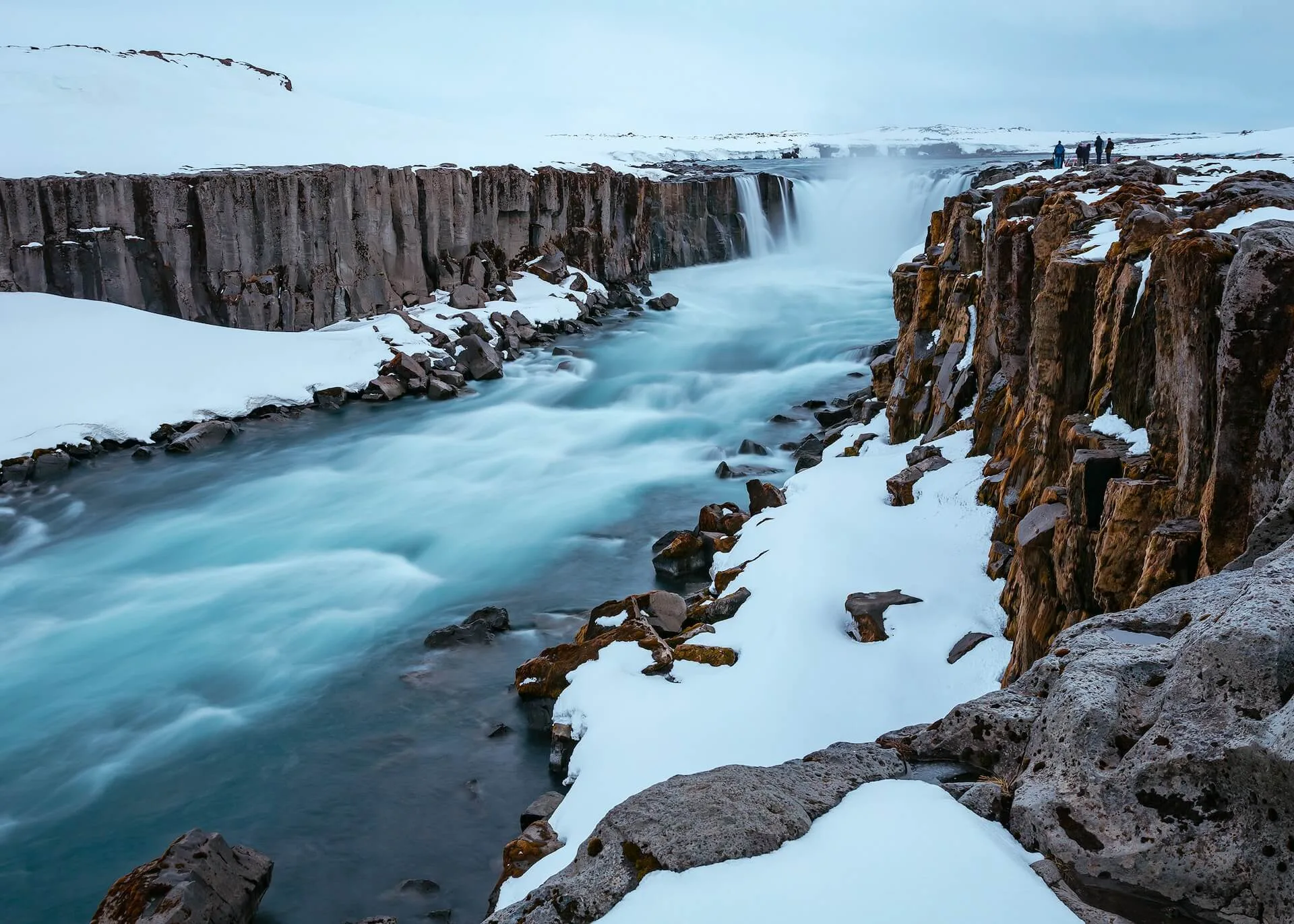 Une cascade en Islande durant l'hiver