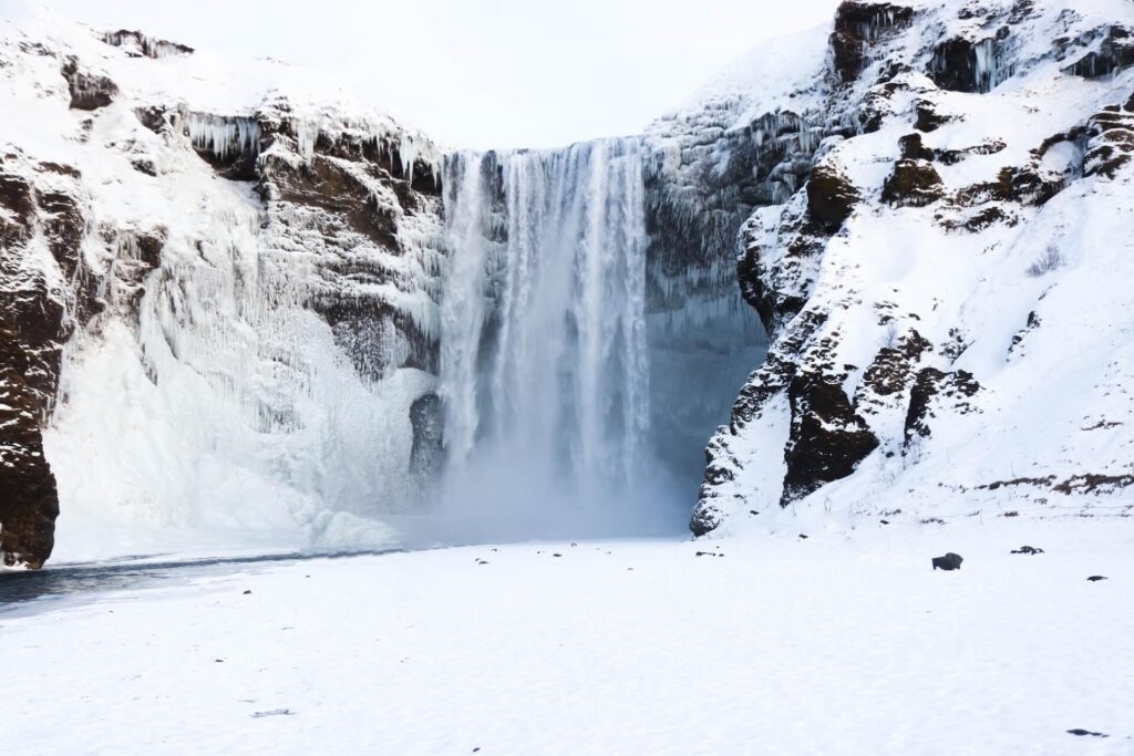 Une cascade en Islande durant l'hiver