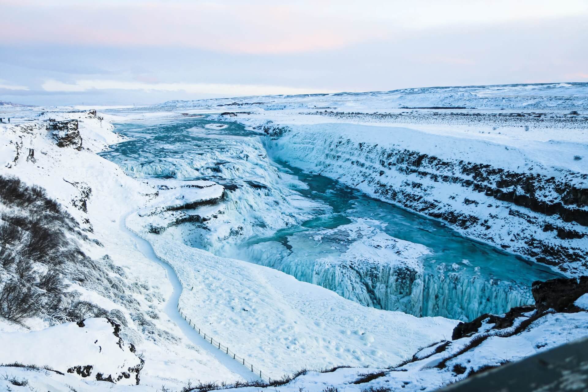 Une cascade en Islande durant l'hiver
