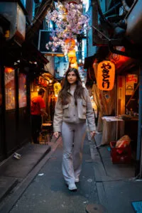 Une fille dans une rue typique de Tokyo au Japon