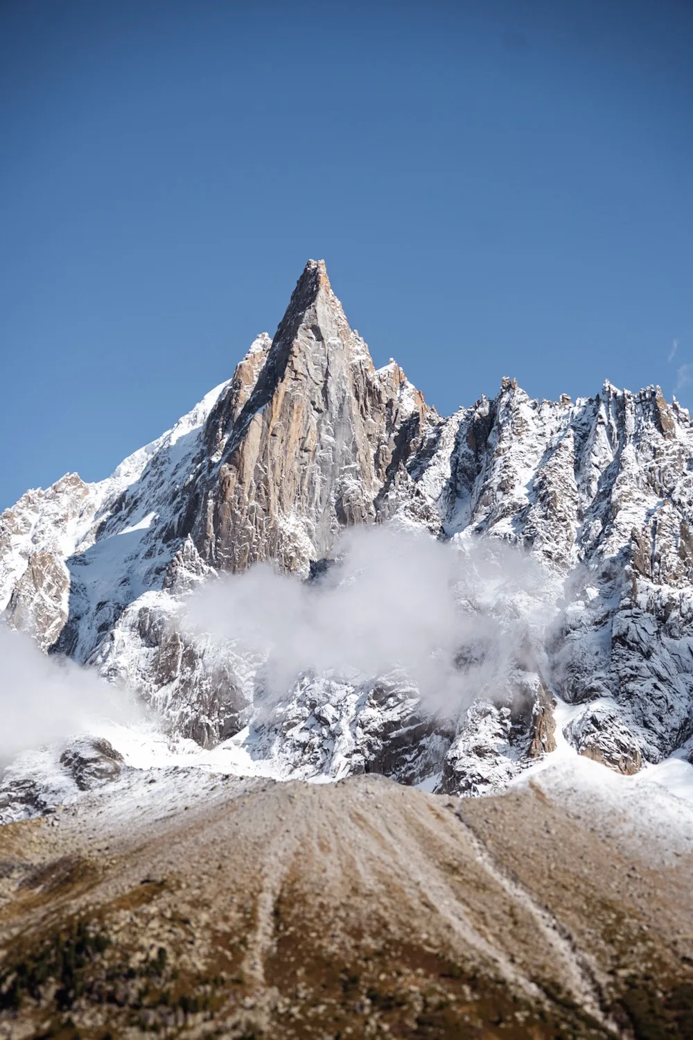 belle vue sur un sommet enneigé à chamonix