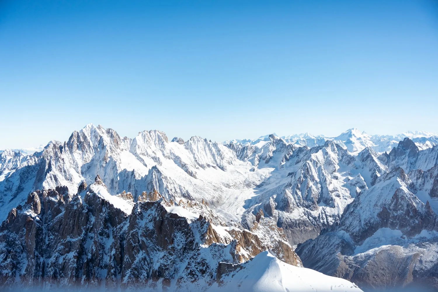 belle vue panoramique sur les sommets de la chaine du mont blanc