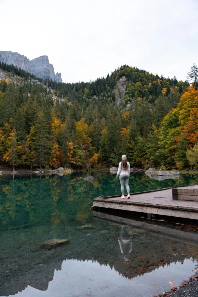 une personne de dos admire le lac vert à chamonix
