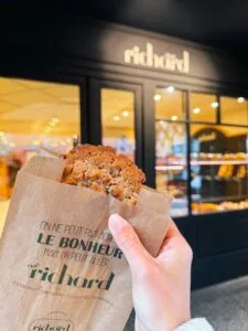 une patisserie devant une boulangerie