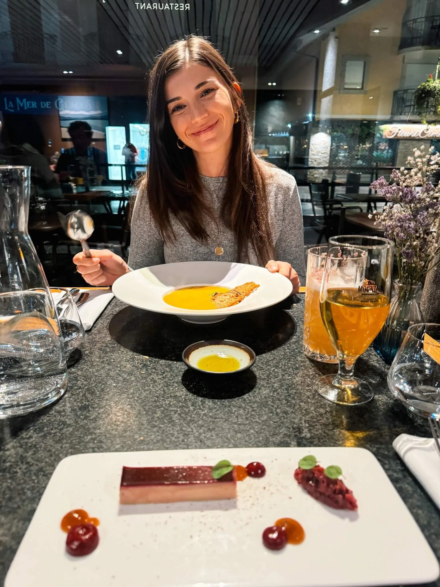 une personne qui mange au restaurant