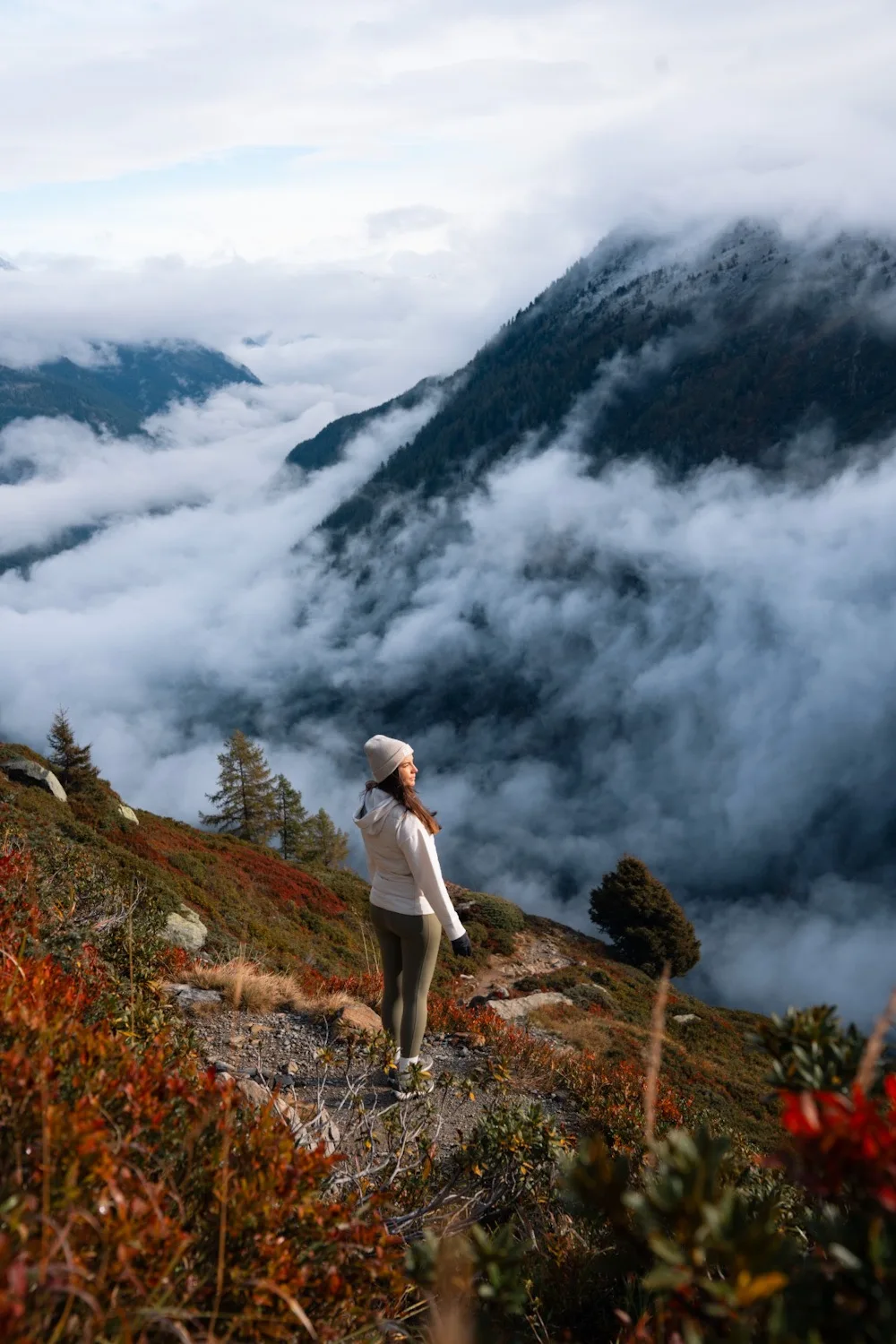 une personne qui admire la vue en haute montagne