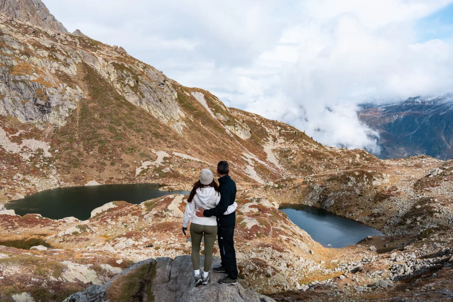 un couple admire la vue sur le lac blanc de chamonix