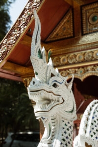tête de dragon devant un temble en thailande